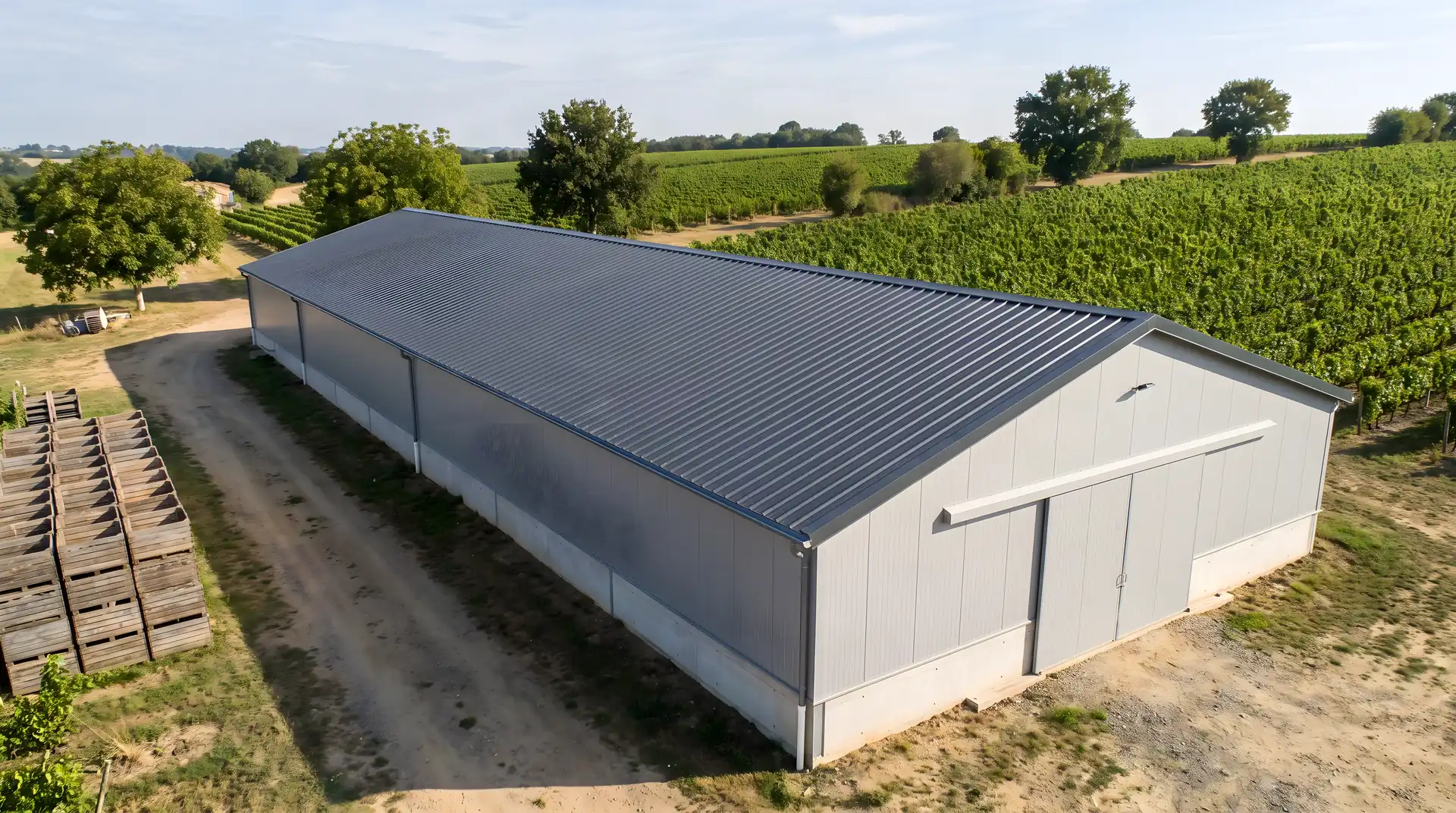Hangar de vigneron en Anjou, couvert d'un bac acier neuf posé sur l'ancien fibrociment